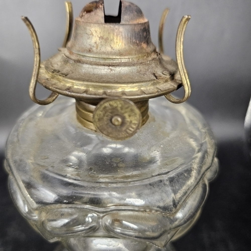 Vintage/antique clear glass finger loop oil lamp - Picture 9 of 9